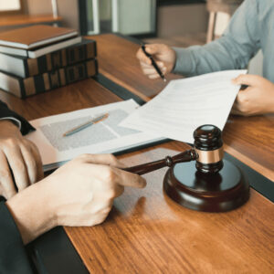 Lire la suite à propos de l’article Quand consulter un avocat : avantages locaux et en ligne